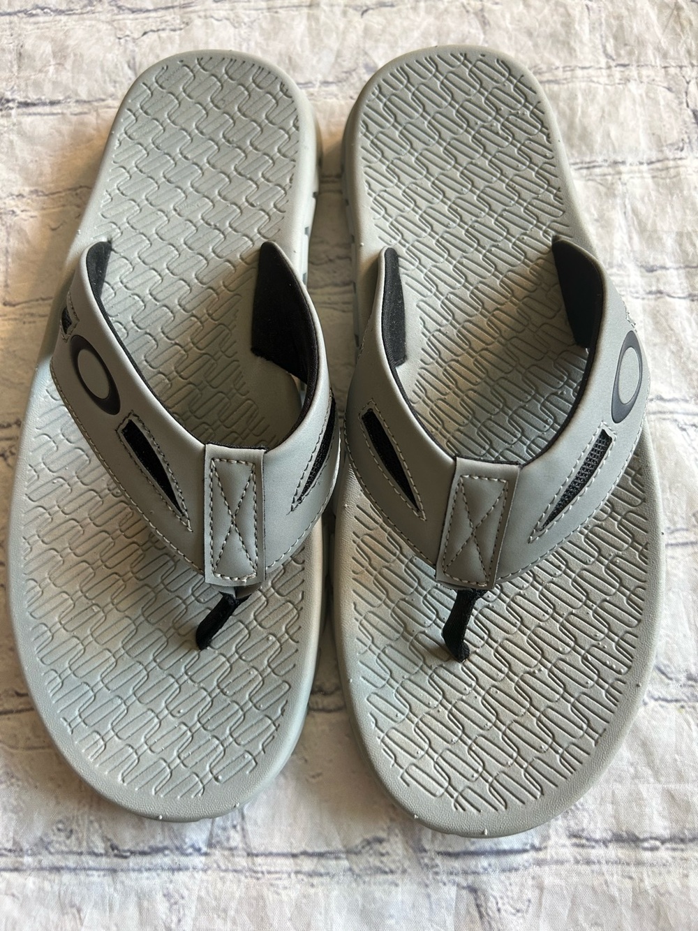 OAKLEY OPERATIVE SANDALS/FLIPFLOPS STONE GRAY COLOR WITH BLACK ACCENTS MEN’S 10